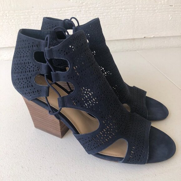 Vince Camuto Navy Corbina Size 10M Laser Cut Block Heel Ankle Boot - Picture 4 of 13